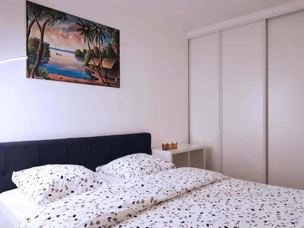 פוטו Pretty And Neat Bedroom In My Cosy Appartment. מראה חיצוני תמונה