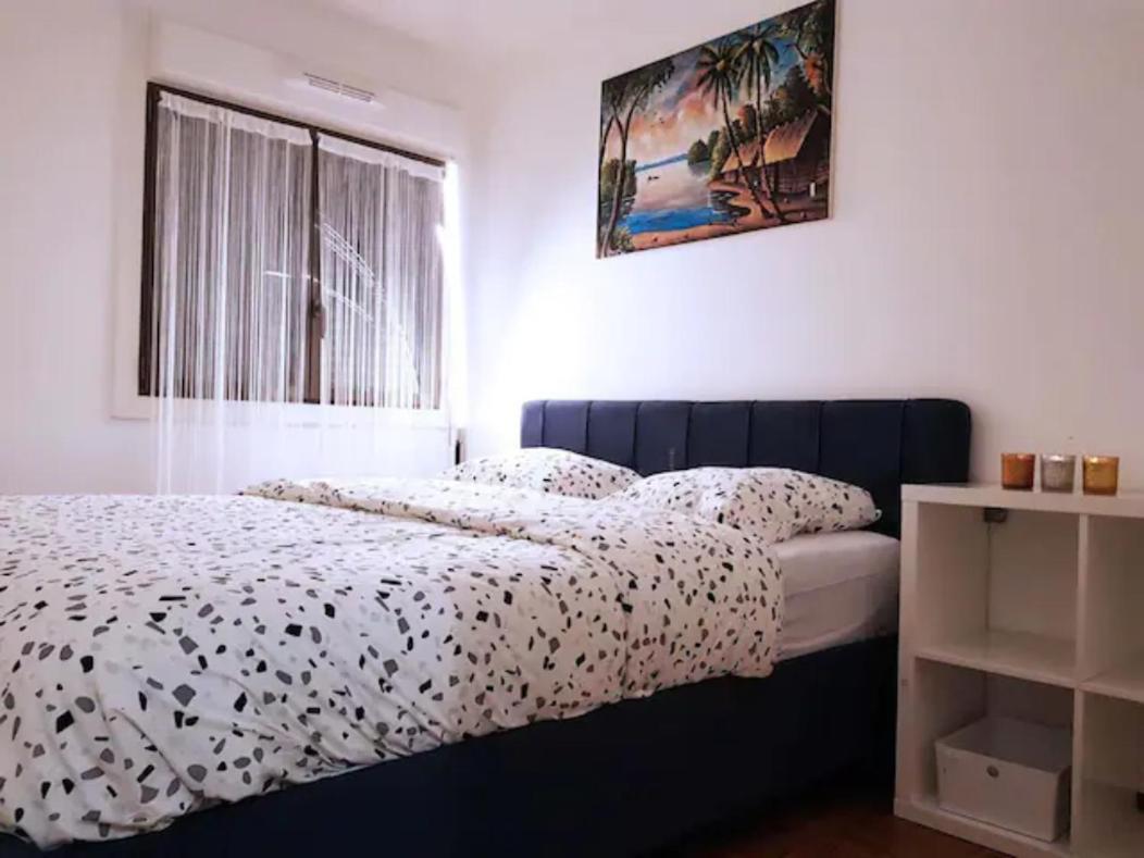 פוטו Pretty And Neat Bedroom In My Cosy Appartment. מראה חיצוני תמונה
